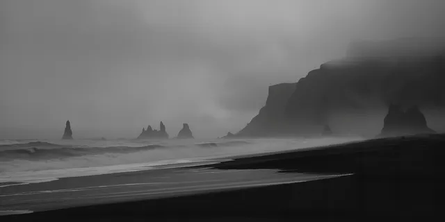 Hinterlands wallpaper: obsidian shore