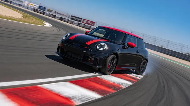 Mini Jcw wallpaper: daylight kerb