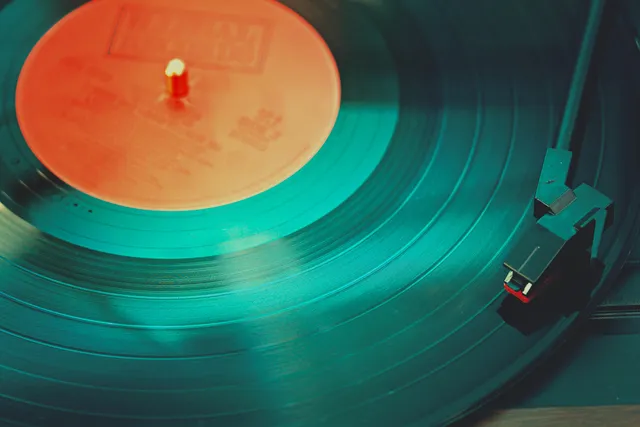 Retro 82 wallpaper: in the groove